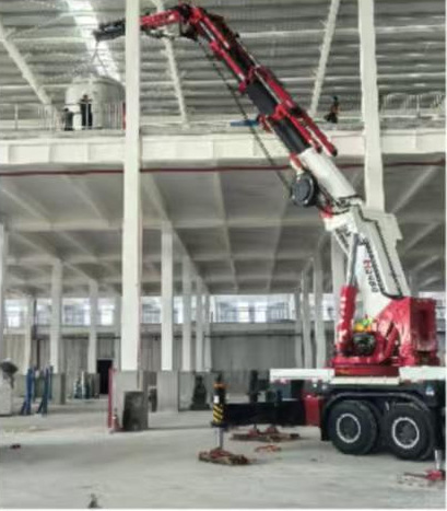 80-300吨折臂式吊装设备在工业厂房内展开吊臂进行低净空重型设备吊装