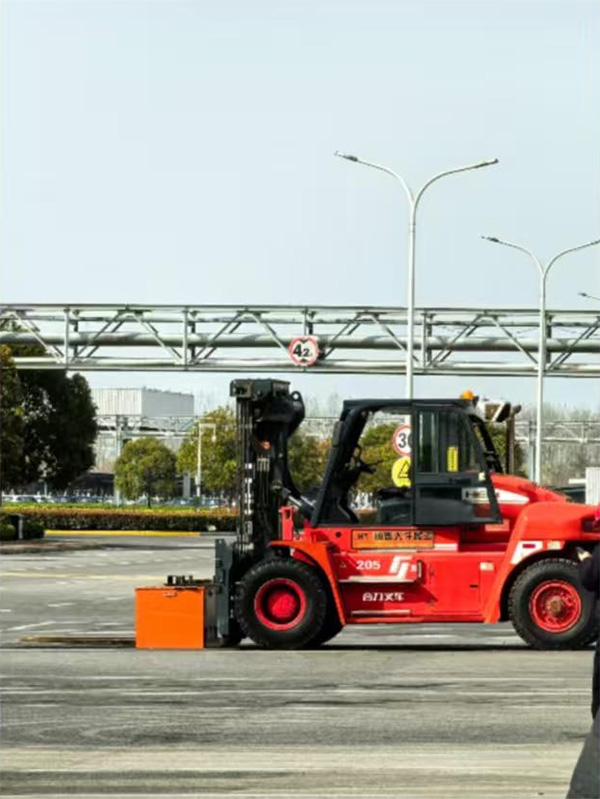 盐城涵泰3-35吨重型叉车在厂区叉取橙色设备箱体完成装卸转运
